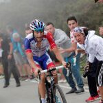 El francés Thibaut Pinot (Groupama FDJ) en los últimos metros de la decimoquinta etapa de la Vuelta disputada entre Ribera de Arriba y Lagos de Covadonga/Foto. Efe