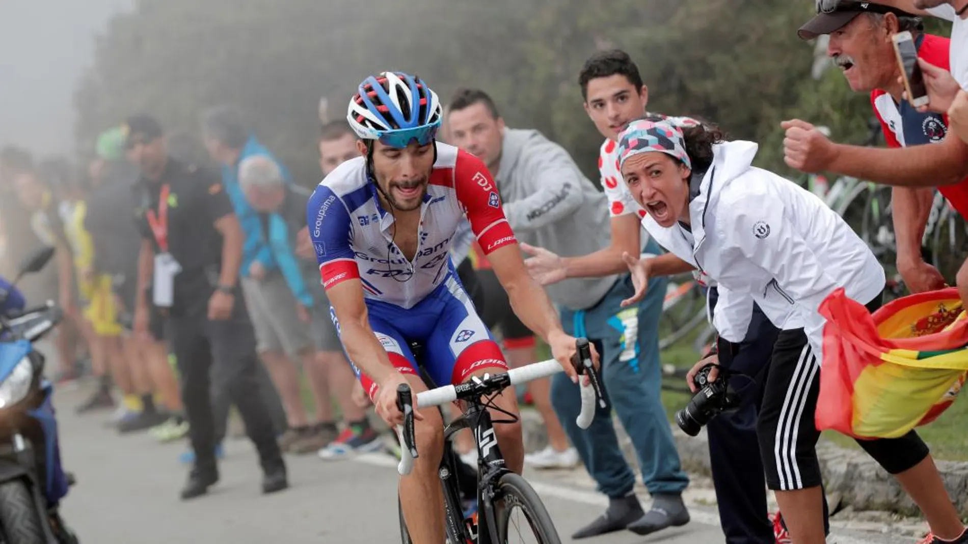 El francés Thibaut Pinot (Groupama FDJ) en los últimos metros de la decimoquinta etapa de la Vuelta disputada entre Ribera de Arriba y Lagos de Covadonga/Foto. Efe