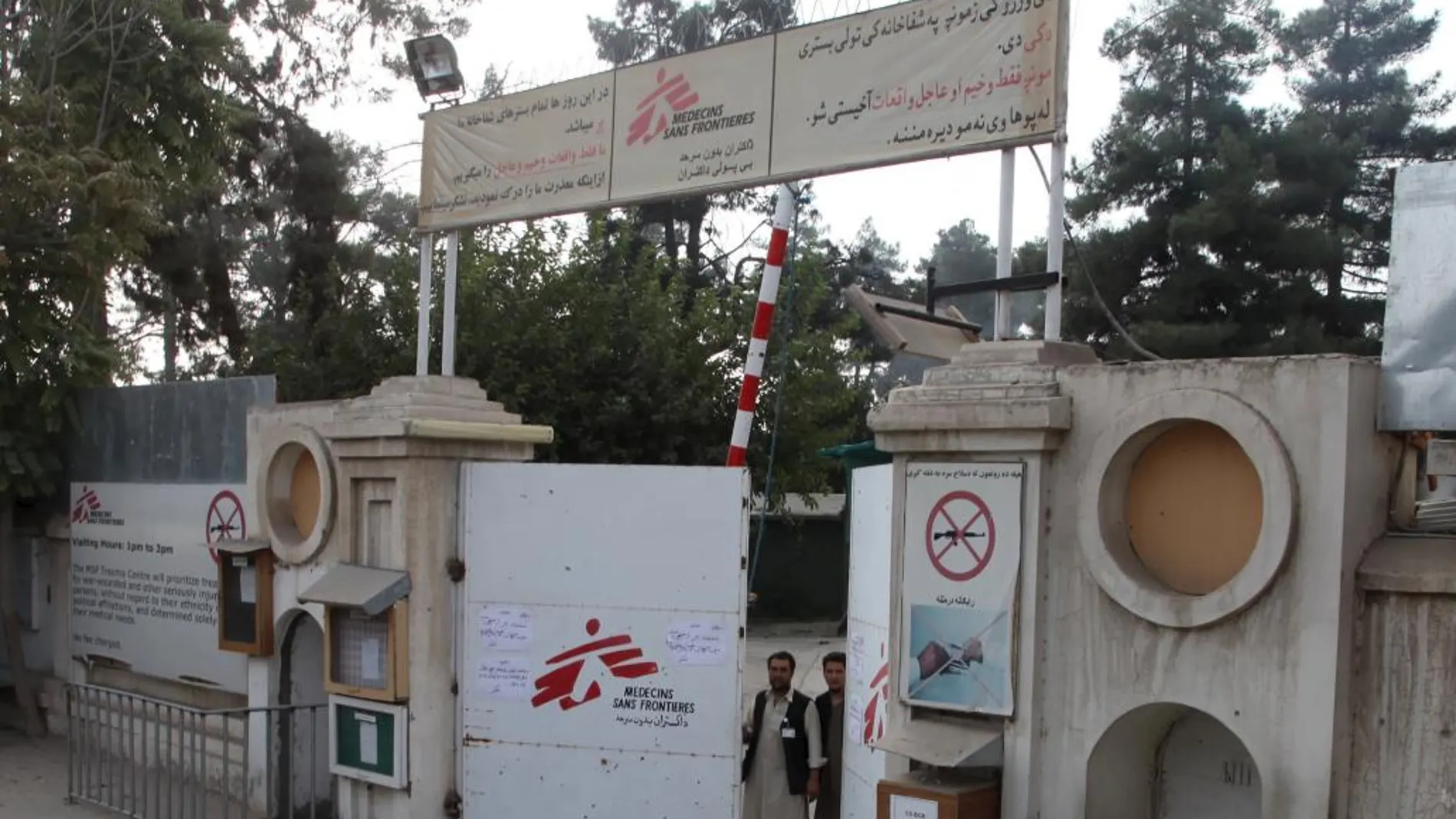 Guardias afganos a las puertas del hospital bombardeado.