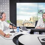 Carlos Alsina y Juan Ramón Lucas, ayer en el nuevo plató