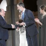 El presidente del Grupo Matarromera recibe el premio de manos del rey Felipe VI