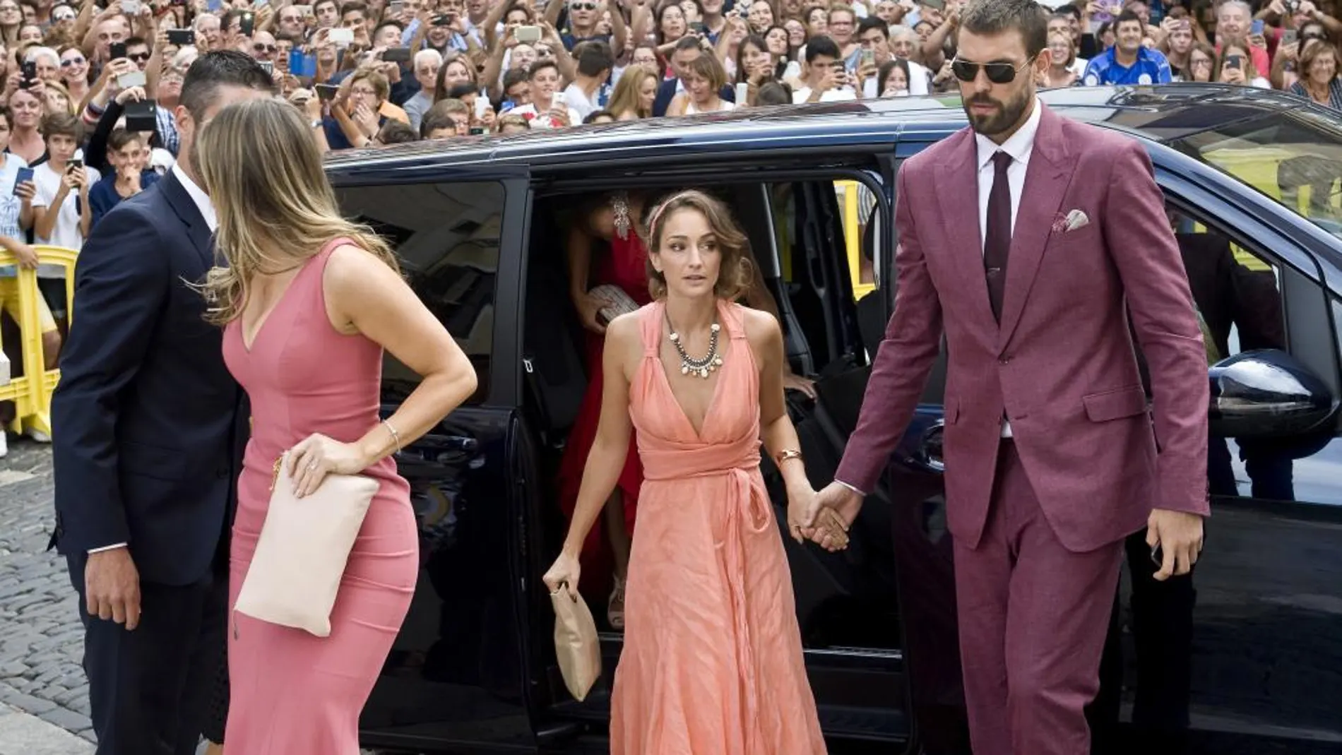 El pívot de los Memphis Grizzlies de la NBA Marc Gasol y su esposa, a su llegada a la boda de Sergio Llull y Almudena Cánovas.