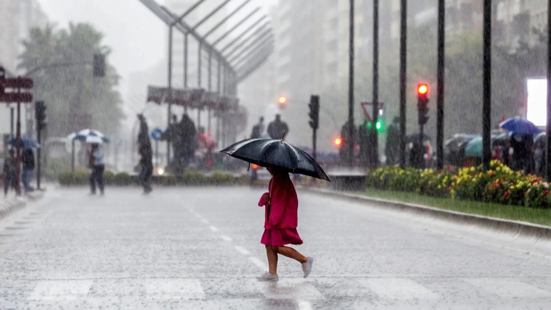 Fuertes lluvias ayer en Logroño. Foto: Efe