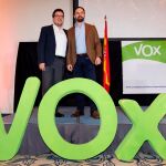 El presidente de Vox, Santiago Abascal (d), y el candidato a la presidencia de la Junta de Andalucía, Francisco Serrano, en rueda de prensa ayer en Sevilla / Efe