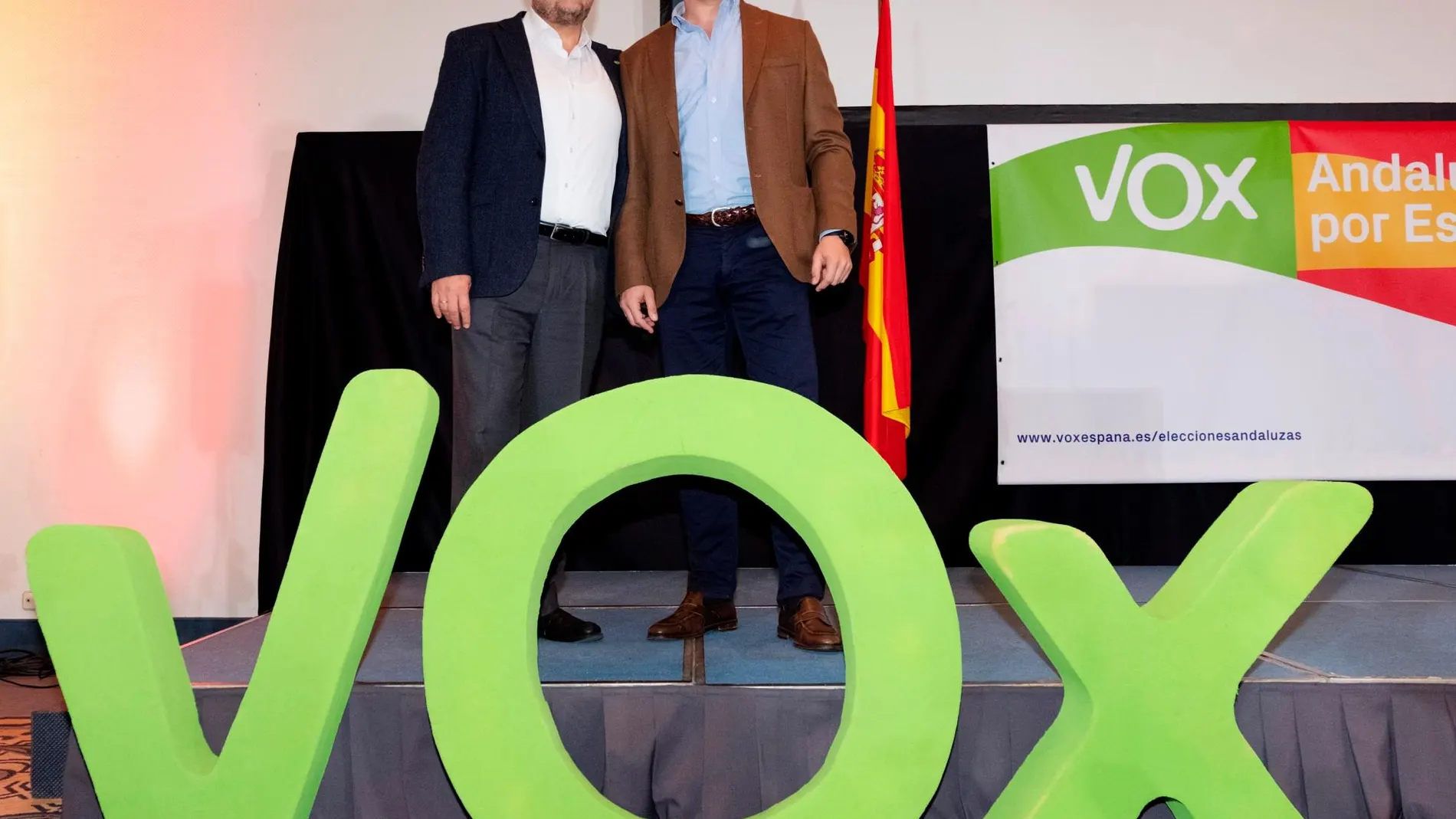 El presidente de Vox, Santiago Abascal (d), y el candidato a la presidencia de la Junta de Andalucía, Francisco Serrano, en rueda de prensa ayer en Sevilla / Efe