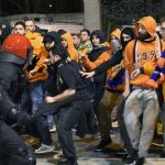 Seguidores del Apoel de Nicosia ante agentes de la Ertzaintza en las inmediaciones del estadio de San Mamés