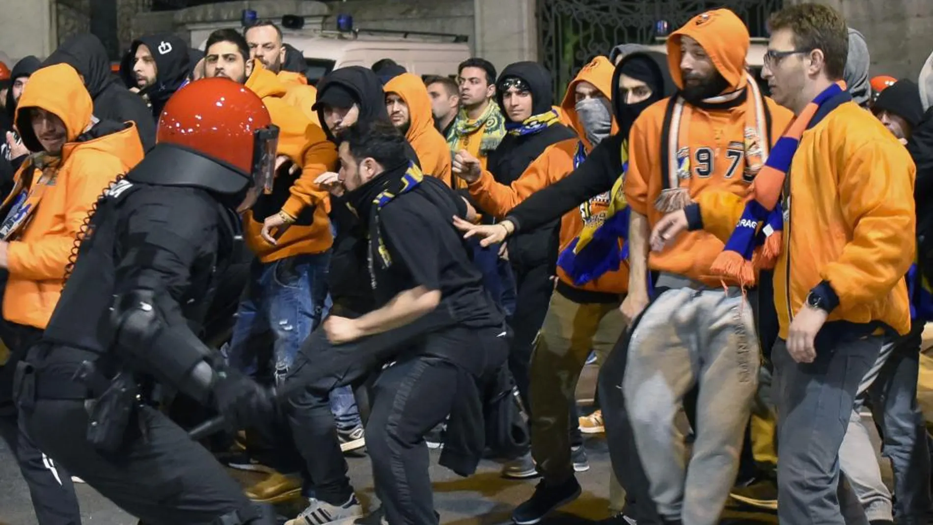Seguidores del Apoel de Nicosia ante agentes de la Ertzaintza en las inmediaciones del estadio de San Mamés