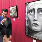 Juanma Moreno durante una reunión con artesanos de la Semana Santa en Sevilla antes de la pandemia