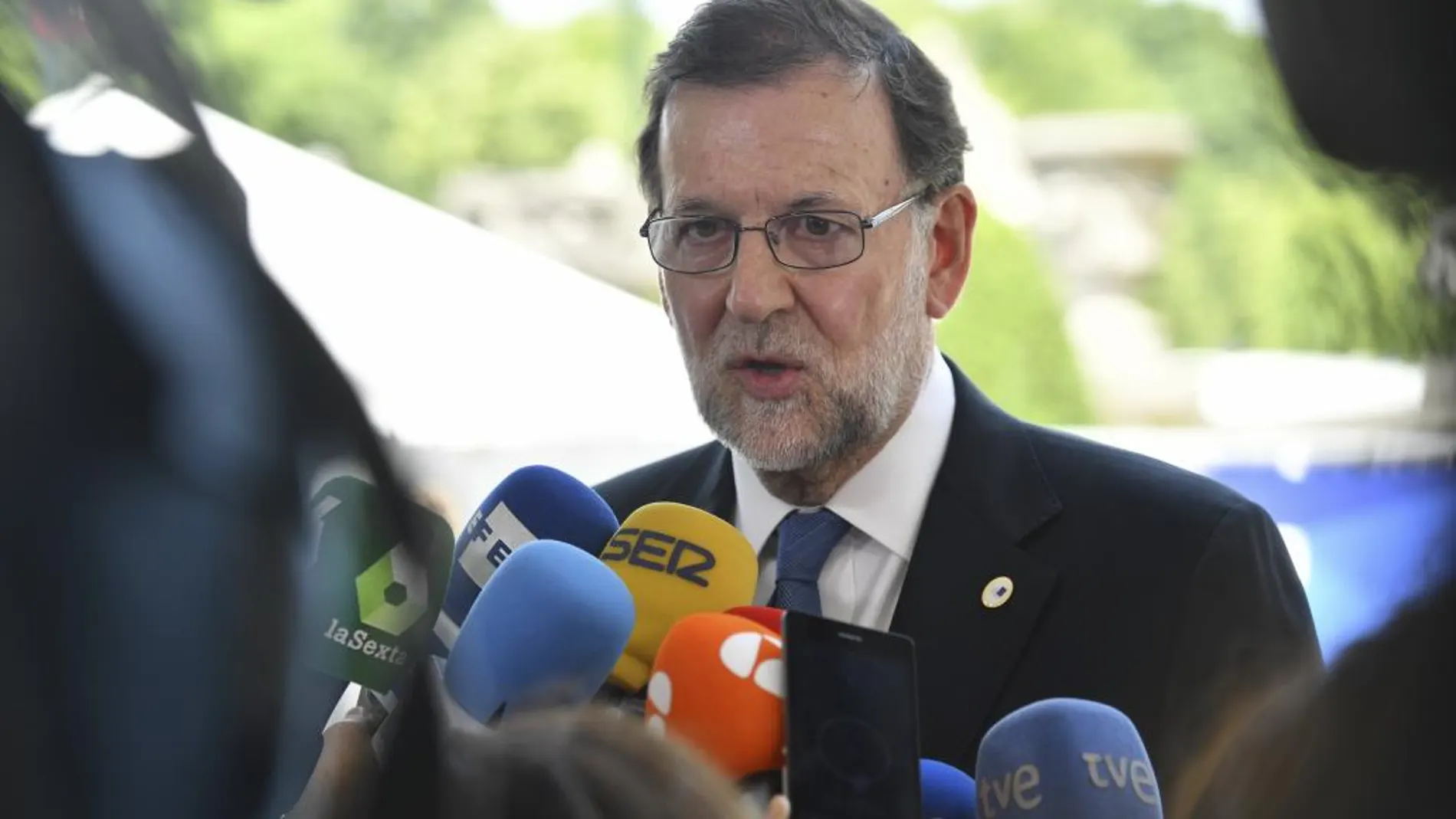 El presidente del Gobierno, Mariano Rajoy, atiende a los medios antes de la reunión del Consejo Europeo