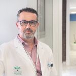 Manuel Ruiz Borrego, responsable de la Unidad de Cáncer de Mama del Hospital Universitario Virgen del Rocío de Sevilla y presidente de la Sociedad Andaluza de Oncología Médica