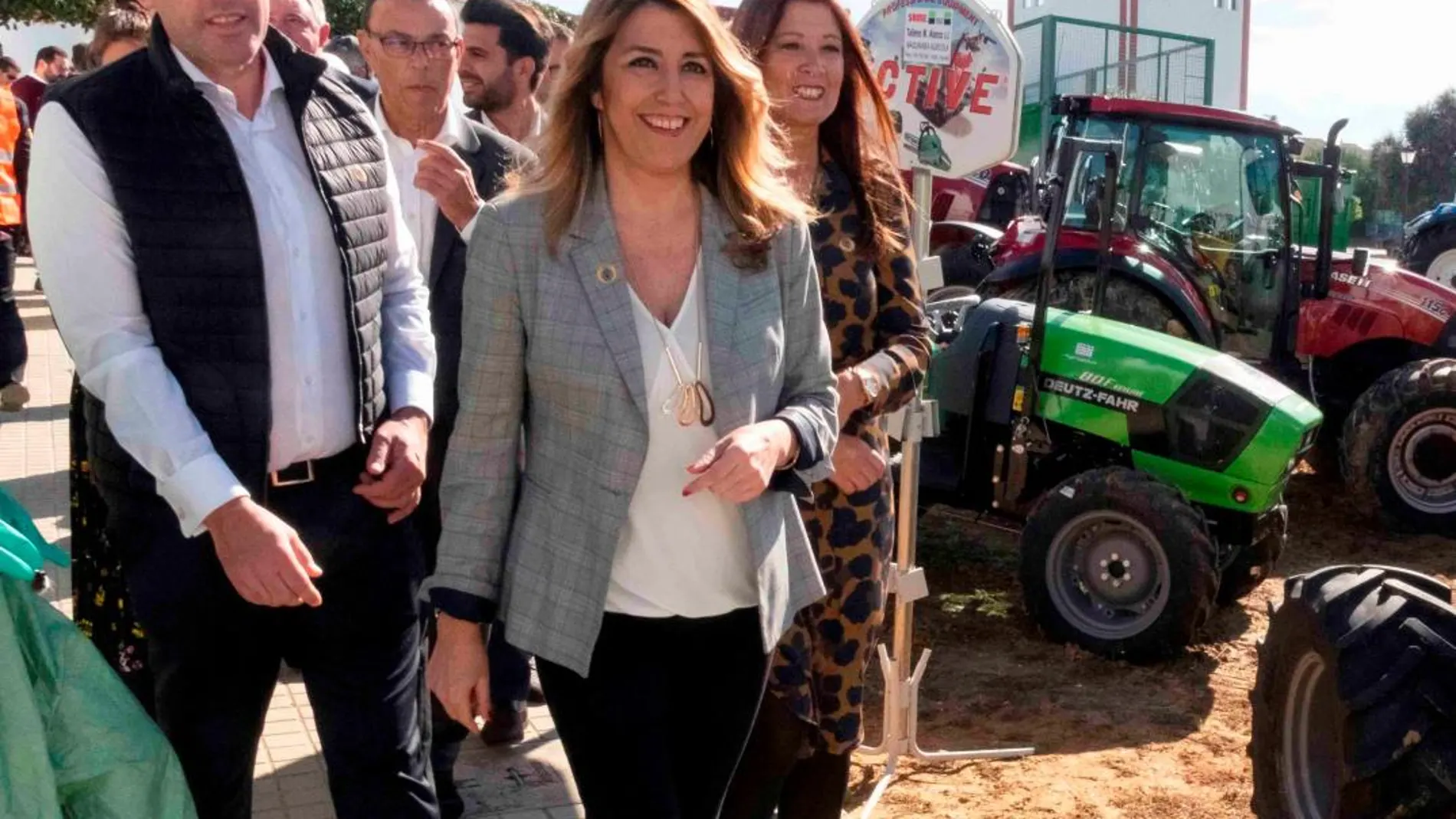 Susana Díaz, acompañada de la alcaldesa de Chucena, Encarna Castellano / Foto: Efe