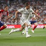 Gareth Bale conduce el balón ante el defensa brasileño del Atlético de Madrid, Filipe Luis. EFE / Mariscal.