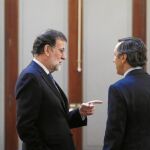 El presidente del Gobierno, Mariano Rajoy, conversa con Rafael Hernando el pasado mes de marzo en el Congreso
