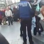 Captura del vídeo divulgado por Telemadrid en el que se puede ver a la mujer saliendo de la fuente en presencia de agentes municipales