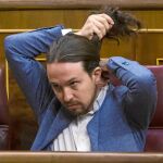 La jornada dejó algunas anécdotas, como el instante en el que el hemiciclo se paralizó cuando Iglesias se colocaba su coleta