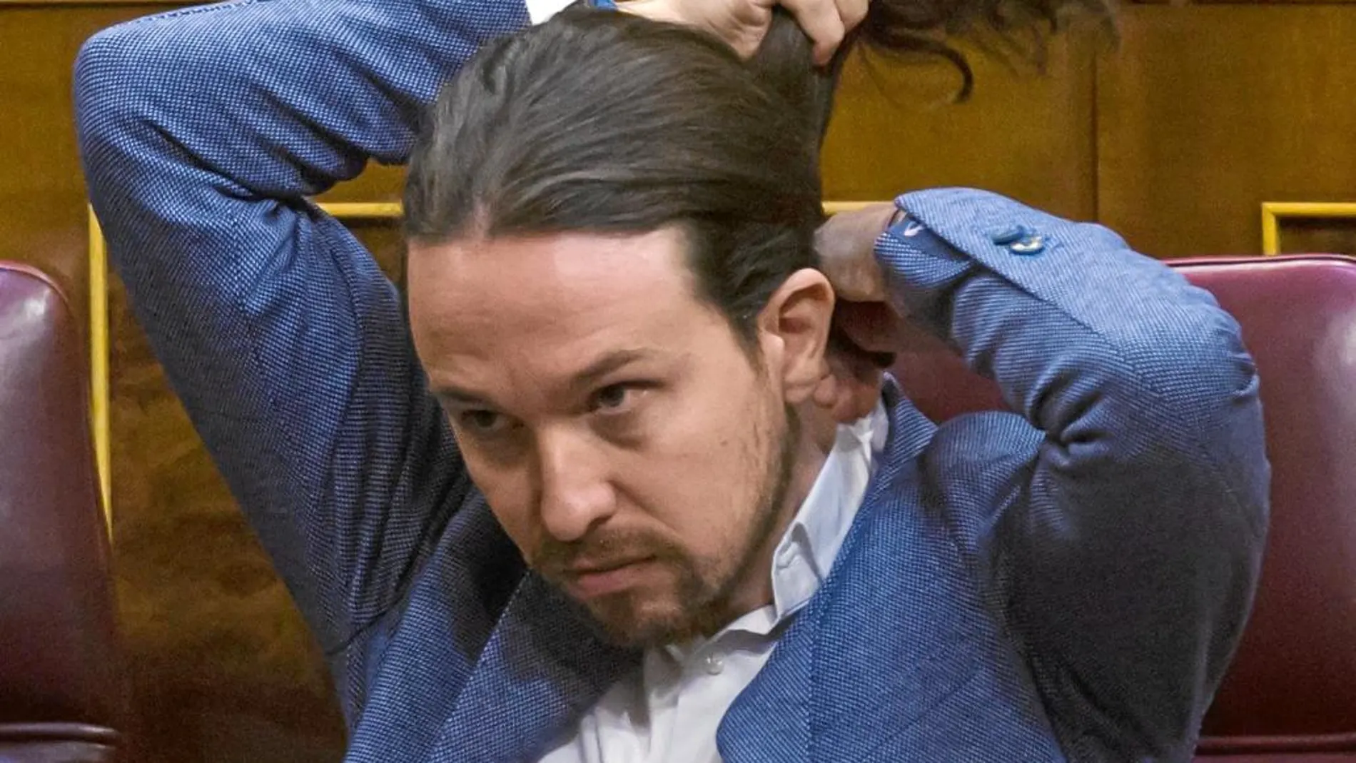 La jornada dejó algunas anécdotas, como el instante en el que el hemiciclo se paralizó cuando Iglesias se colocaba su coleta