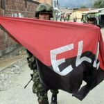 Un soldado colombiano desmonta una bandera de la guerrilla del Ejército de Liberación Nacional (ELN), que se encontraba izadaen una antena de telefonía celular en la población de El Tarra (Colombia).