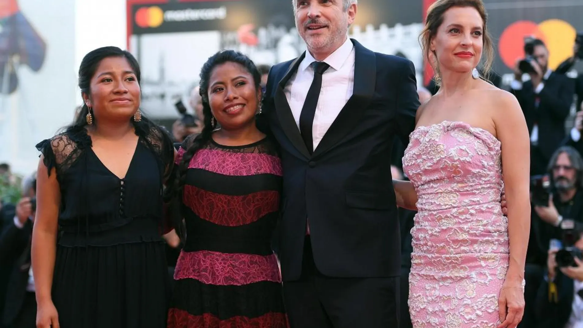 El director mexicano Alfonso Cuarón posa junto a las actrices mexicanas Nancy García, Yalitza Aparicio, y Marina de Tavira durante el estreno de la cinta "Roma"/ Efe