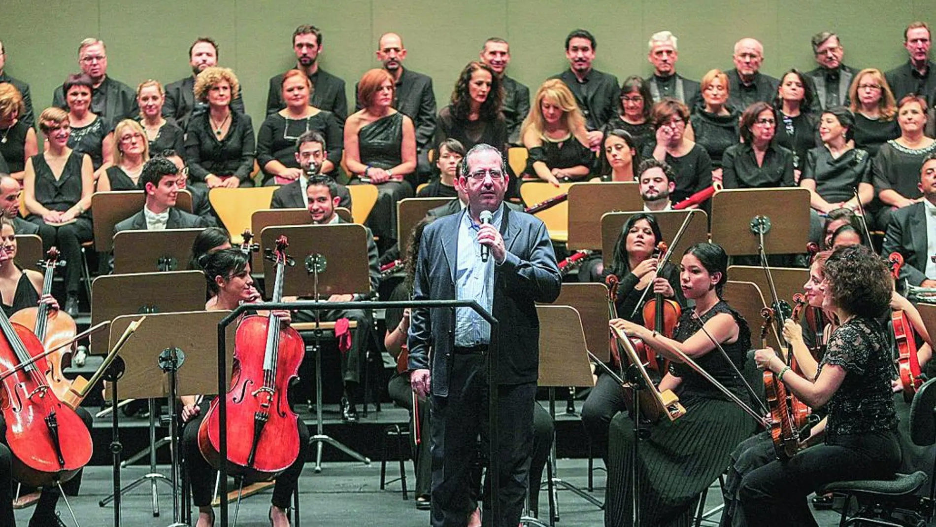 El presidente de la Fundación Excelentia, Javier Martí, fue el encargado de presentar el concierto
