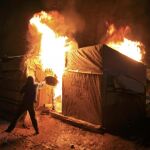 Los inmigrantes intentan sofocar las llamas