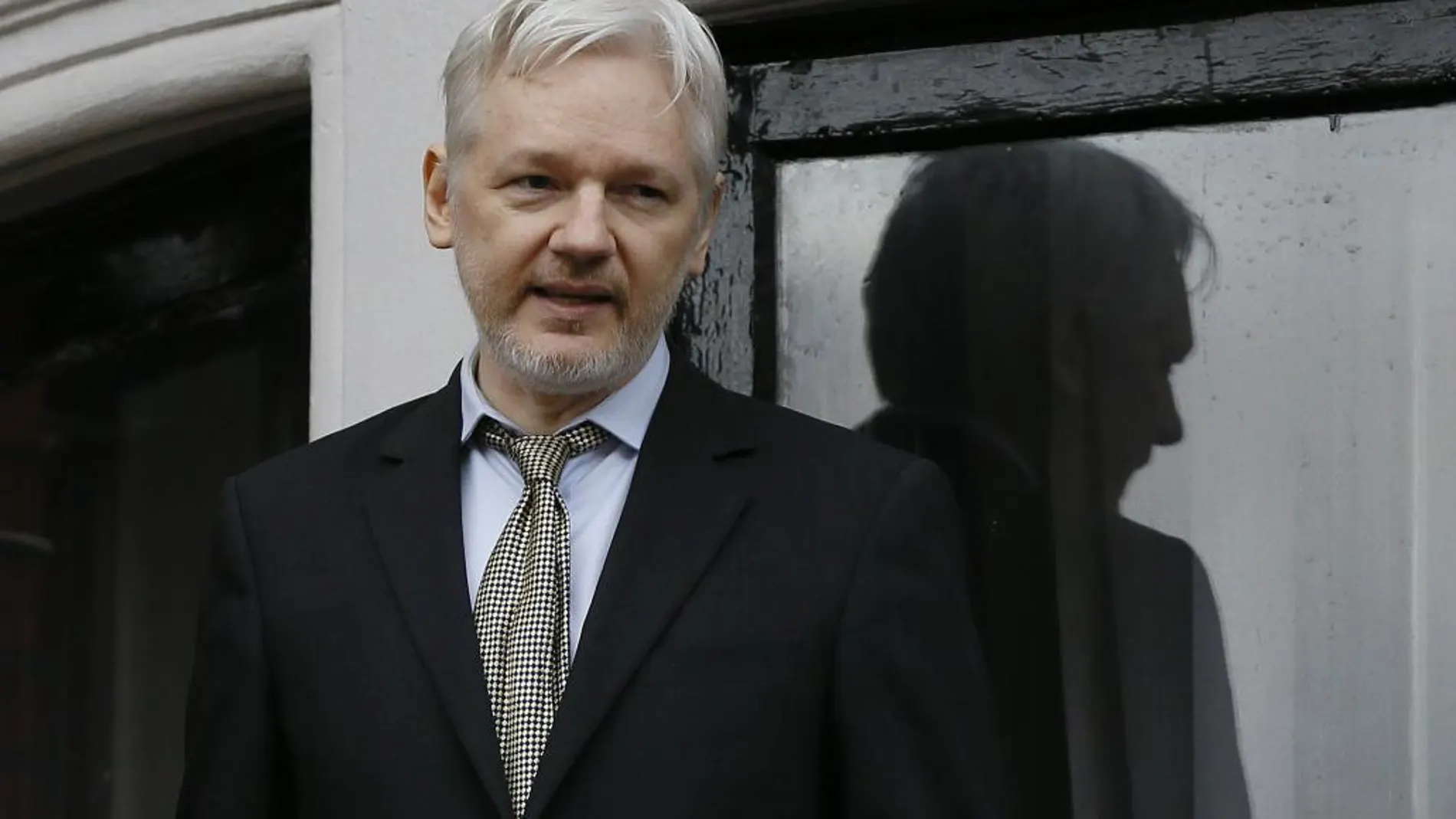 Imagen del 5 de febrero del 2016 del fundador de WikiLeaks, Julian Assang, en el balcón de la embajada de Ecuador en Londres