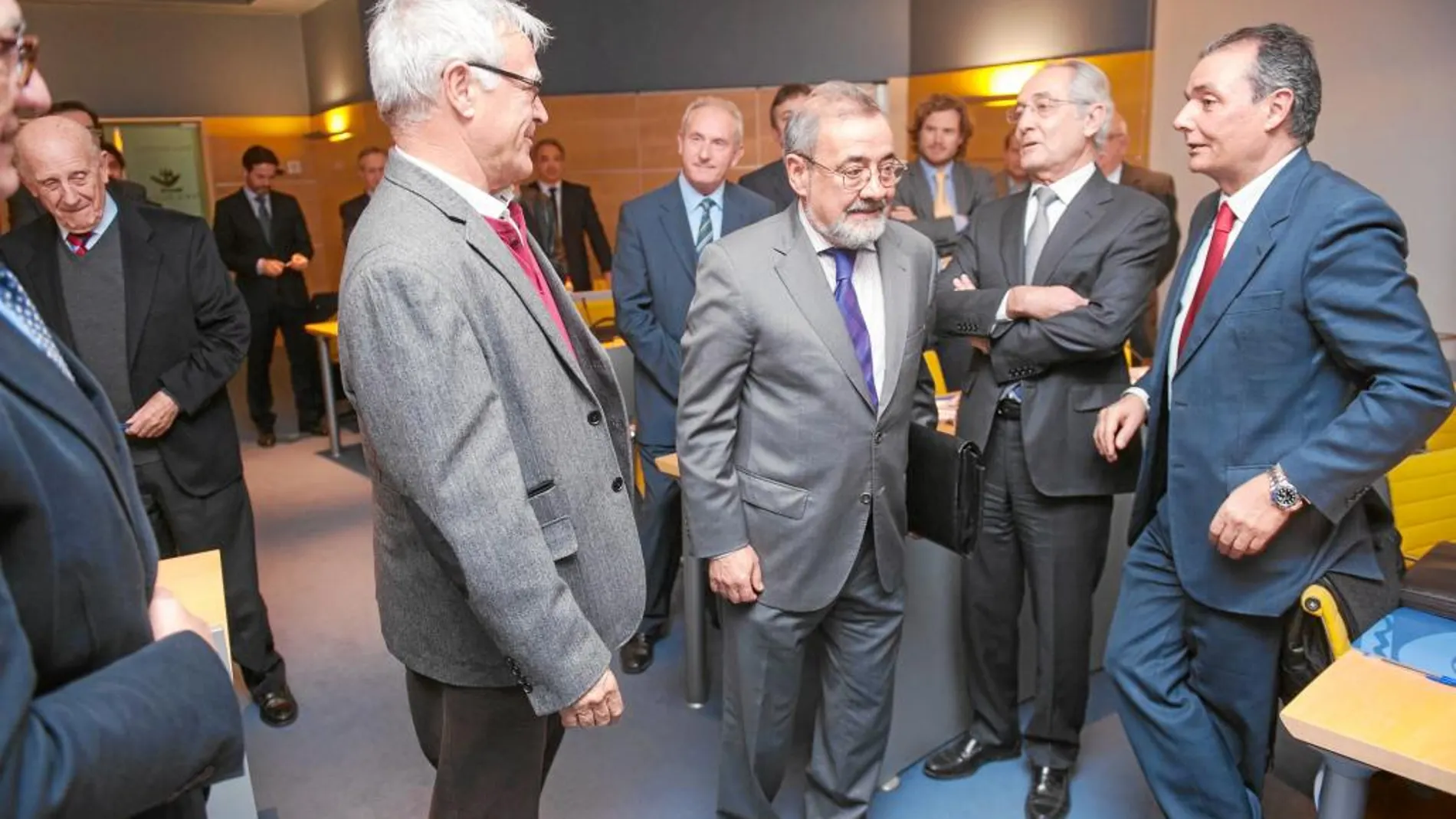 José Vicente González, ayer en el patronato junto al alcalde de Valencia (izda) y el presidente de la CEV (dcha)