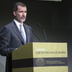 El Rey, ayer, en la 7ª entrega de premios de la Fundación Entrecanales al ingeniero Shigeo Takahashi y a la ONG Ayuda en Acción