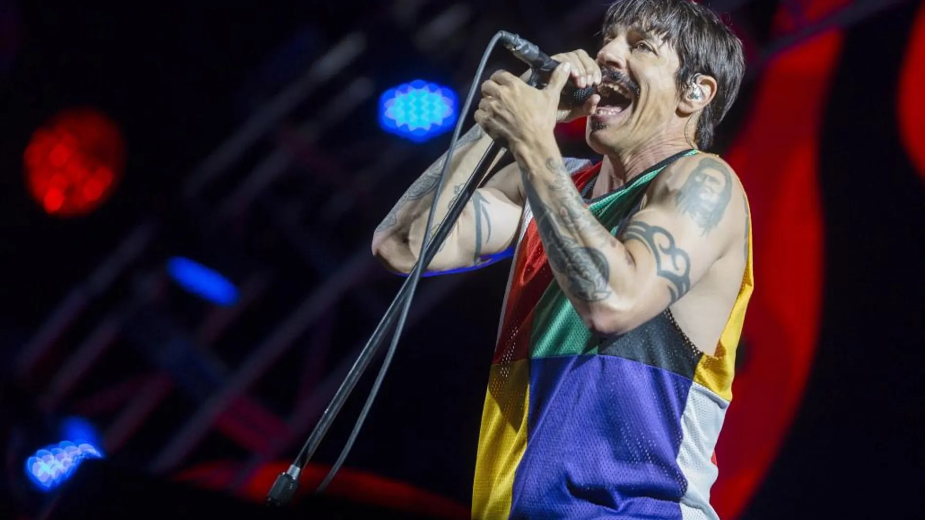 El cantante del grupo estadounidense, Anthony Kiedis, durante su actuación esta noche en el Festival Internacional de Benicassim