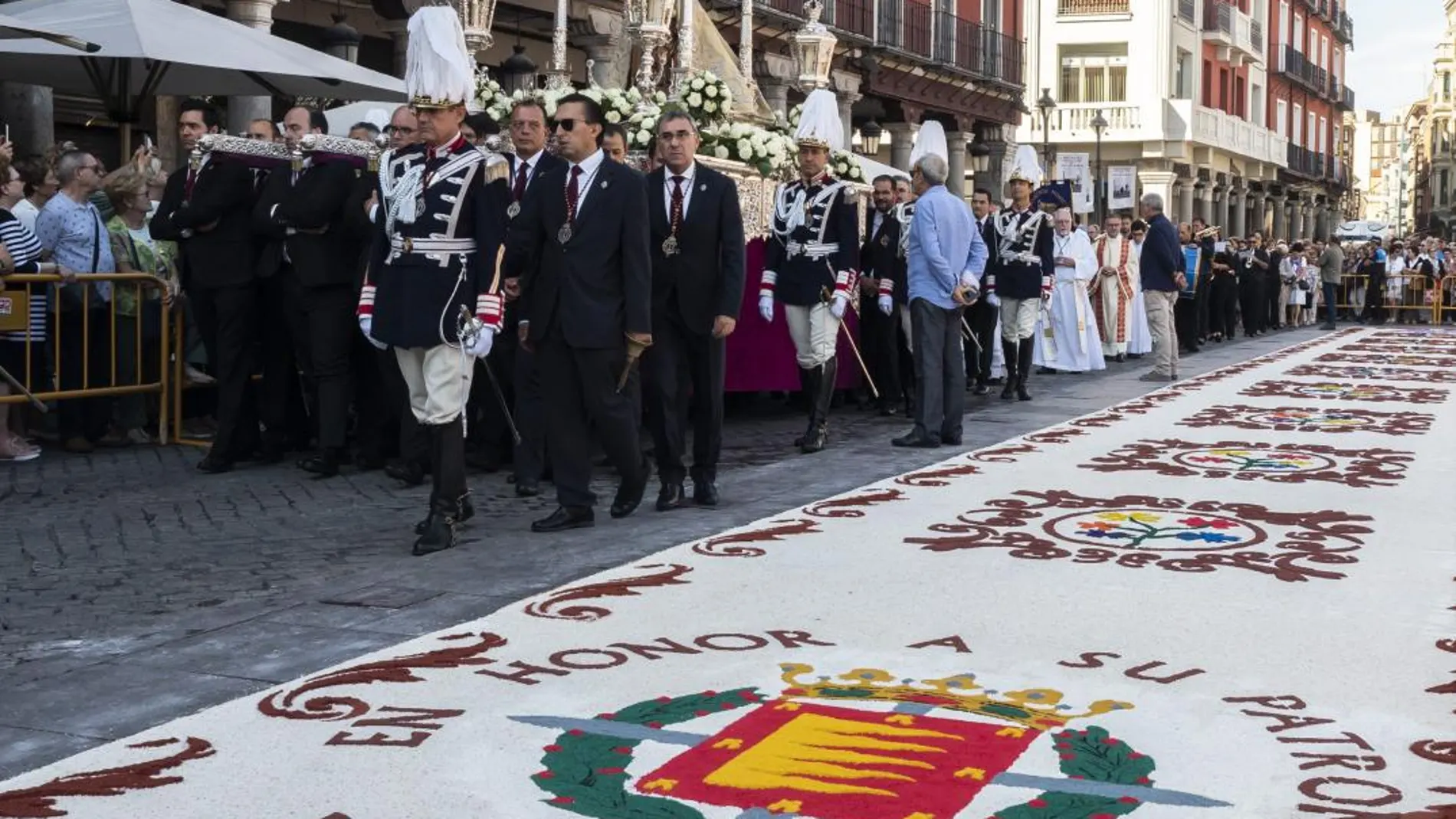 La patrona de Valladolid, la Virgen de San Lorenzo, a su paso por la Plaza Mayor de la capital en su camino a la Catedral donde la eucaristía estuvo presidida por el cardenal Ricardo Blázquez