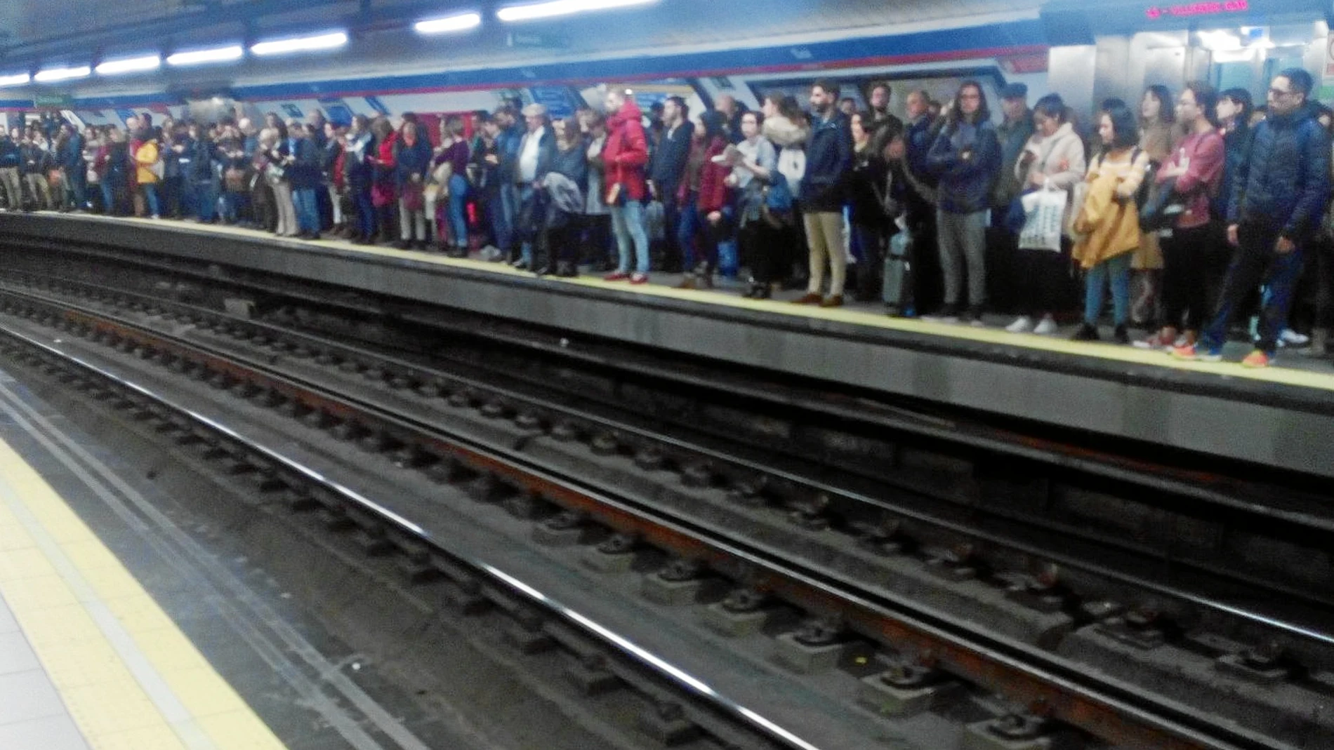 Imagen de una de las estaciones de Metro, ayer, en hora punta, compartida en redes