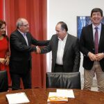 Juan Cornejo (PSOE) y Manuel Buzón (C’s), rodeados de cargos de las dos formaciones, escenifican el acuerdo presupuestario para 2017