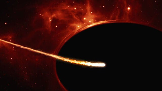 La fuerza gravitatoria del agujero negro supermasivo desgarra a una estrella próxima, que es espaguetificada. Los choques entre los restos y el calor generado por la acreción desencadenaron una gran explosión de luz. / ESO, ESA/Hubble, M. Kornmesser
