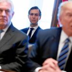 Kushner, sentado detrás del presidente Donald Trump y de su secretario de Estado, Rex Tillerson, en la Casa Blanca