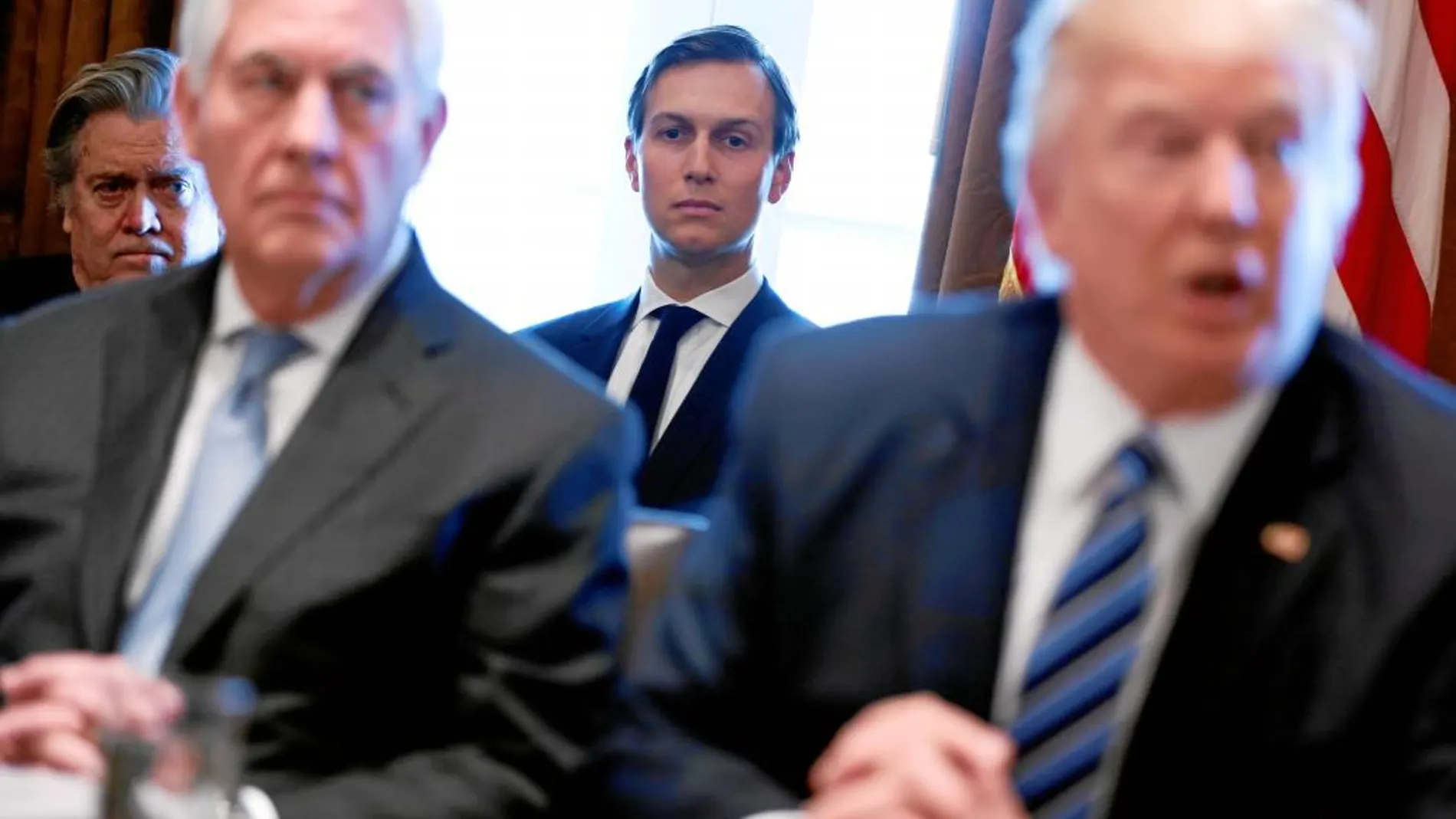 Kushner, sentado detrás del presidente Donald Trump y de su secretario de Estado, Rex Tillerson, en la Casa Blanca