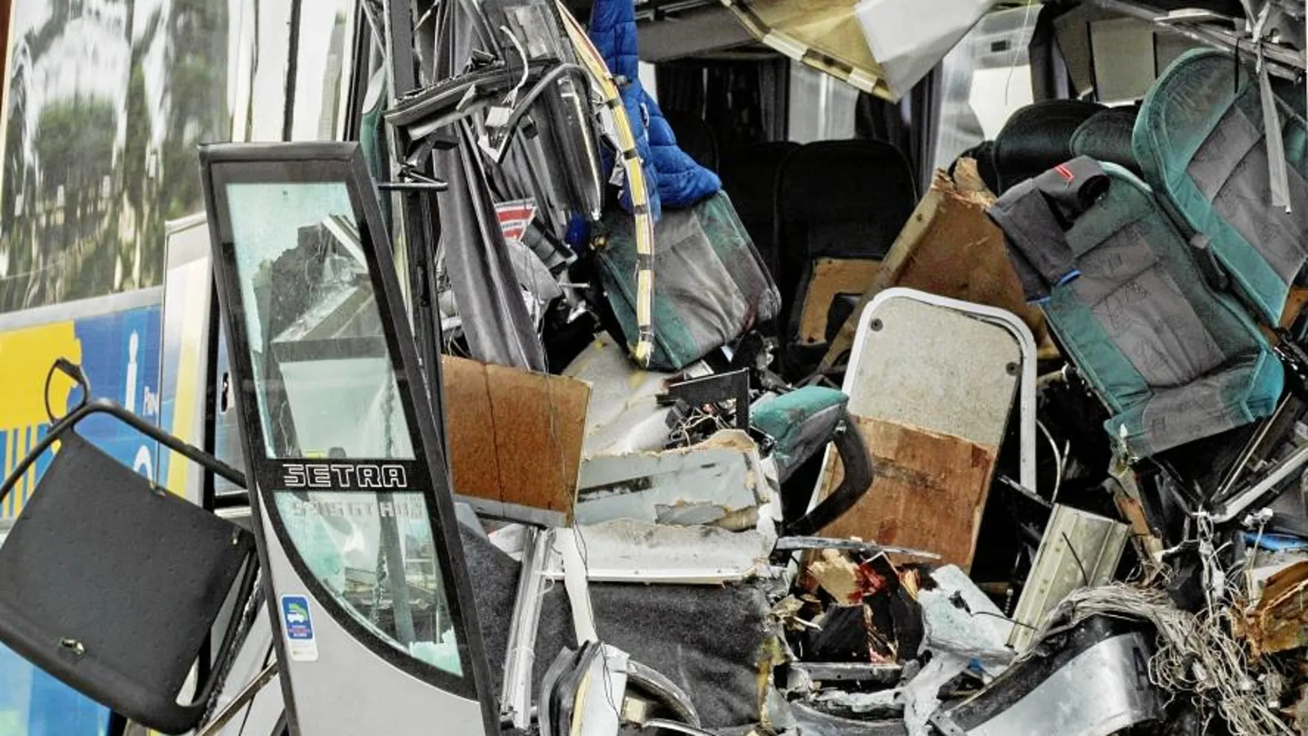 Estado en el que quedó el autobús de Alsa siniestrado el pasado lunes en Avilés