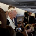El Papa habla con los reporteros en el avión. EFE/EPA/GREGORIO BORGIA / POOL