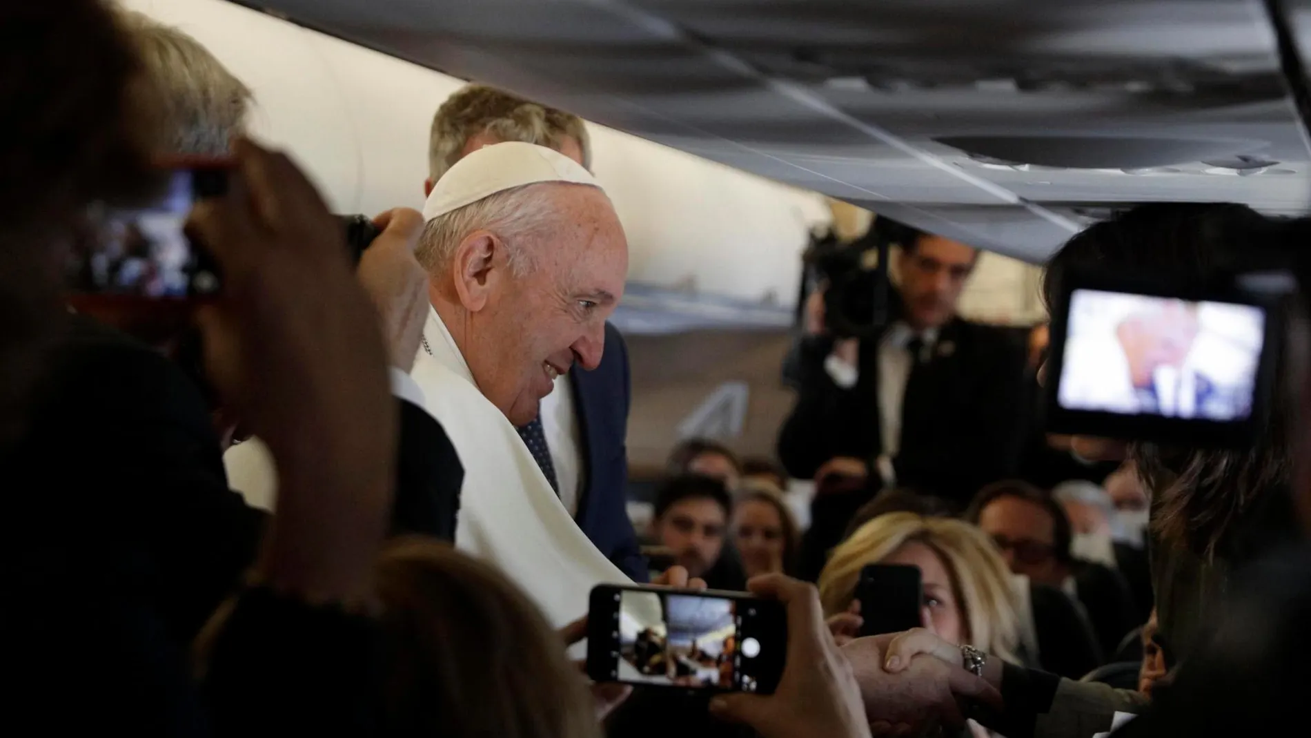El Papa habla con los reporteros en el avión. EFE/EPA/GREGORIO BORGIA / POOL