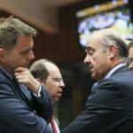 El ministro español de Economía y Competitividad en funciones, Luis de Guindos (d), conversa con el ministro eslovaco de Finanzas, Peter Kazimir