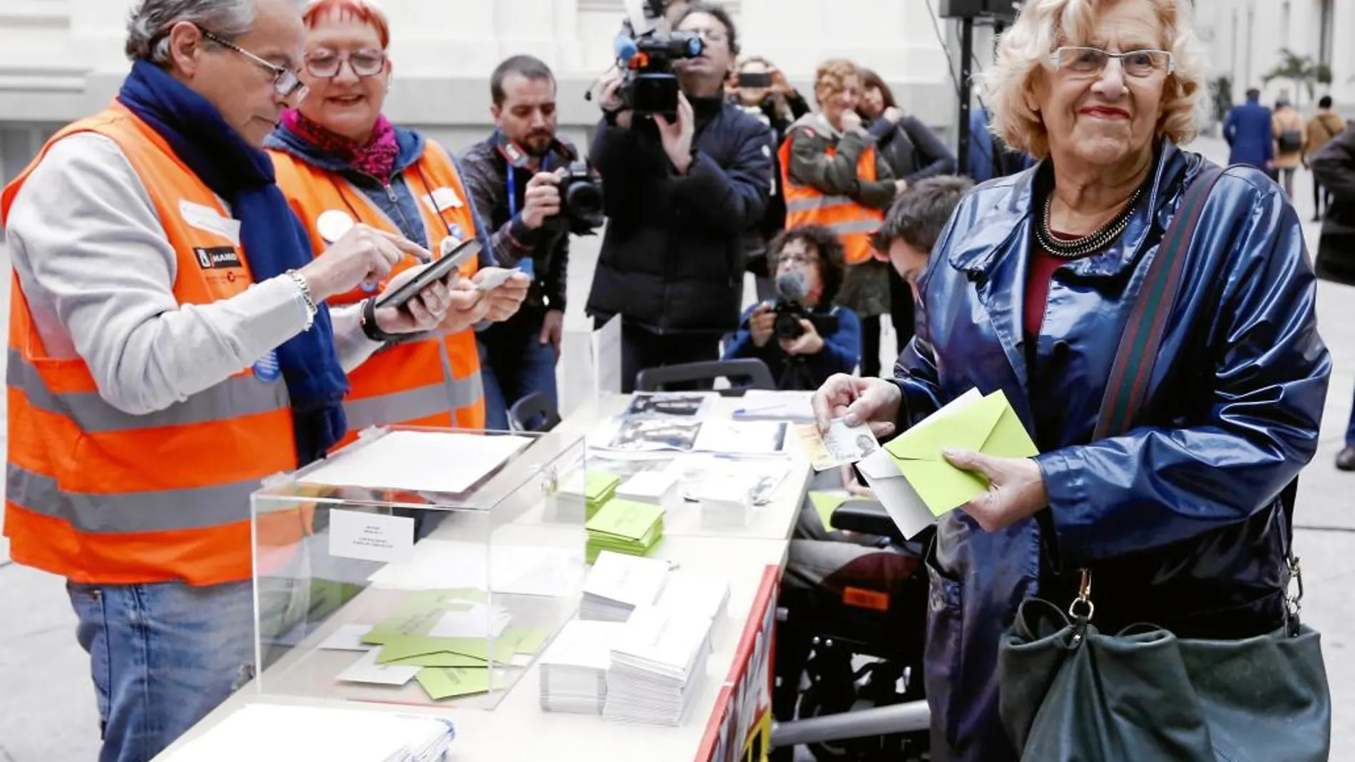 La alcaldesa de Madrid, Manuela Carmena, acudió ayer a votar a la urna instalada en Cibeles