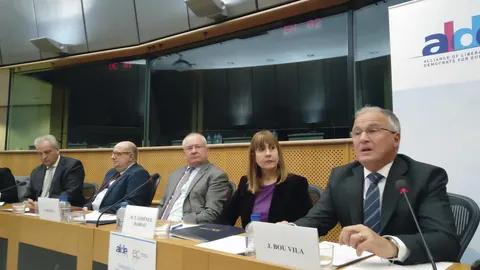 El presidente de Empresaris de Catalunya , Josep Bou (d); la eurodiputada Teresa Giménez Barbat; el catedrático de de la Universidad Autónoma de Barcelona, Joaquín Molins (c); el eurodiputado Santiago Fisas (2i), en el acto de hoy en Bruselas.