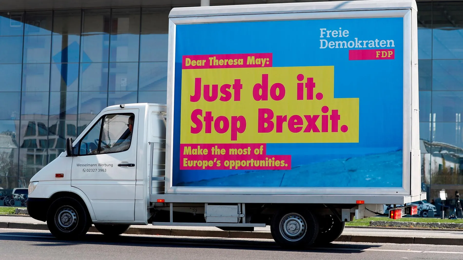 Un anuncio del partido liberal FDP para recibir a la primera ministra, Theresa May, durante su visita a la canciller Angela Merkel