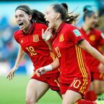 Eva Navarro y Claudia Pina gritan el primer gol de España en la final