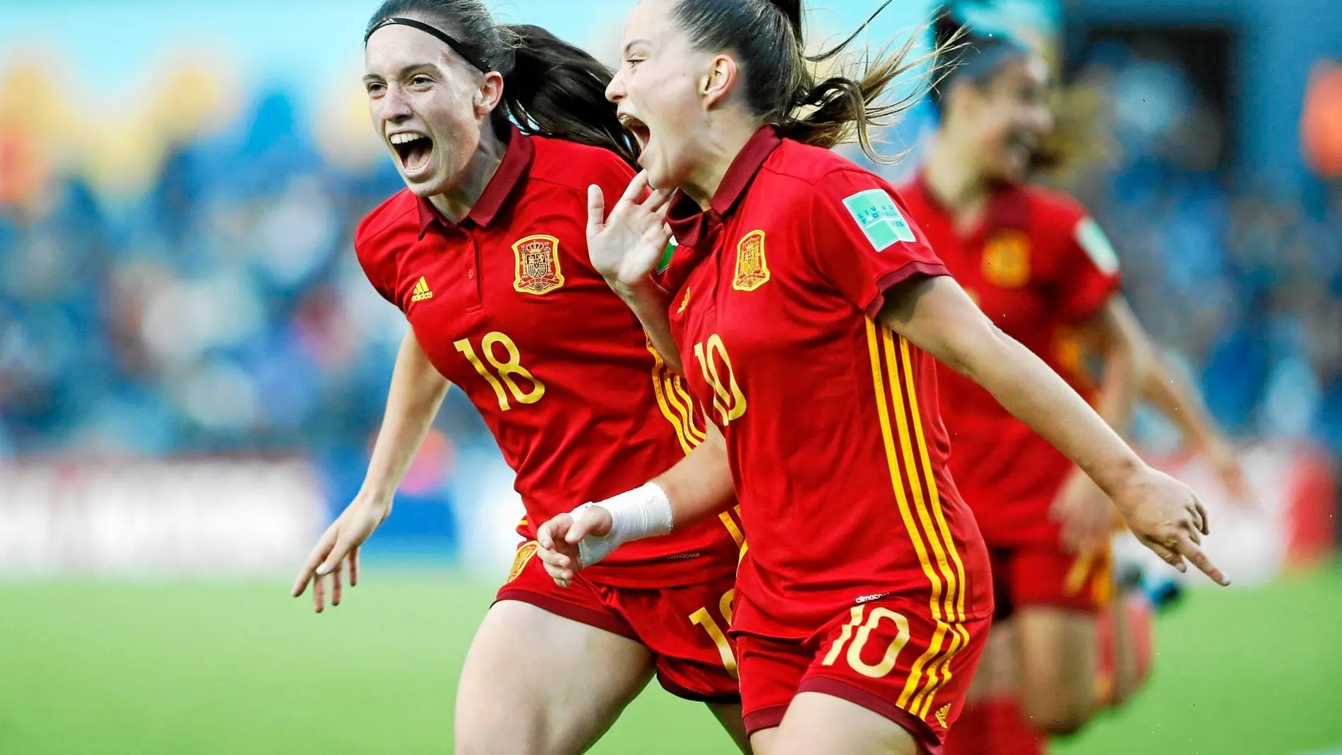Eva Navarro y Claudia Pina gritan el primer gol de España en la final