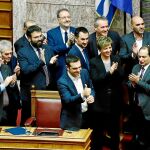 El primer ministro griego, Alexis Tsipras, celebra anoche su victoria en la moción de confianza