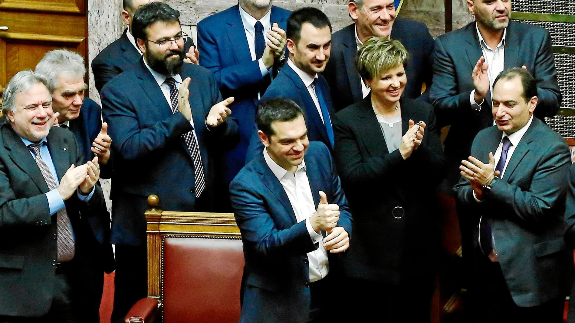 El primer ministro griego, Alexis Tsipras, celebra anoche su victoria en la moción de confianza