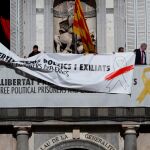 Sustitución de la pancarta a favor de los "presos políticos"del balcón del Palau de la Generalitat por otra con el mismo mensaje pero con un lazo blanco con franja roja.