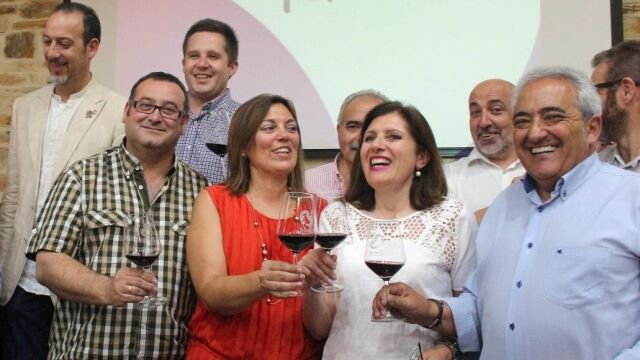 La consejera Milagros Marcos junto a la presidenta del Consejo de la DO Bierzo, Misericordia Bello
