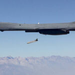 Imagen de un misil JASSM lanzado desde un avión B-1B