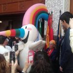 Cientos de personas asisten a la grabación de la canción conmemorativa de la Expo’92