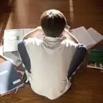 Un niño, con sus deberes